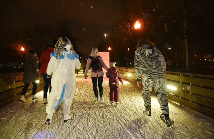 Для взрослых и юных любителей катания на коньках работает не только основная зона, но и детская ледовая площадка и хоккейная коробка