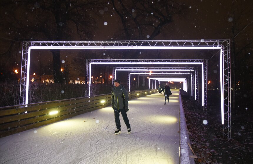 Доступ на каток осуществляется через шесть павильонов, расположенных в разных частях парка