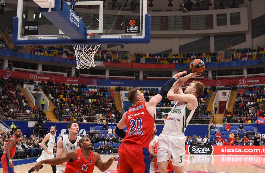 Так как в последнее время армейцы играют в очень жестком графике, в начале встречи они допустили ряд помарок, чем и воспользовались их соперники. Однако уступать победу игроки ЦСКА не собирались