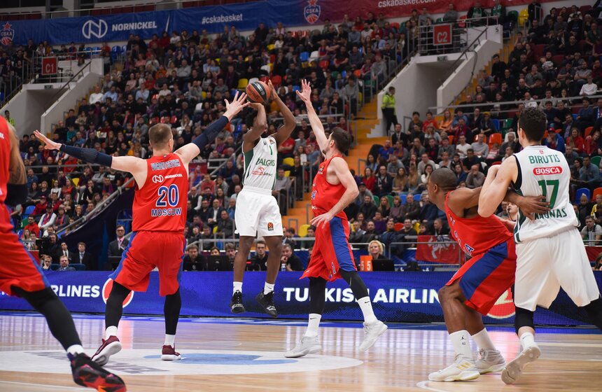 Дебют спортсмена прошел успешно: он принес команде восемь очков и выполнил два подбора