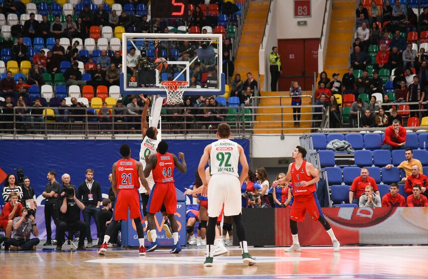 Тем не менее результат после четырех четвертей был равным − 86:86