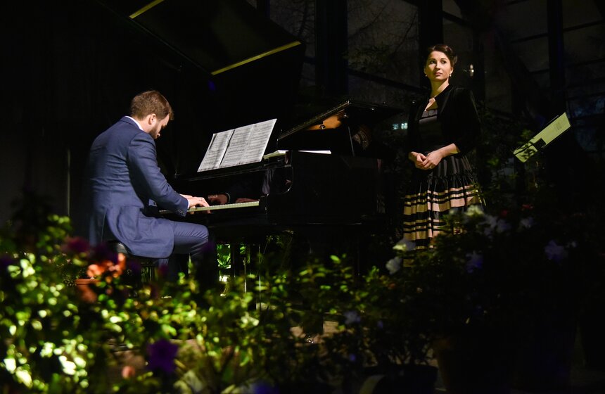 В окружении тропических растений зрители услышали завораживающее исполнение арий великих композиторов