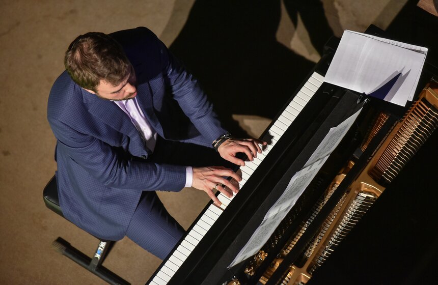 Отдельного внимания зрителей заслужили сольные партии на рояле в исполнении Павла Небольсина