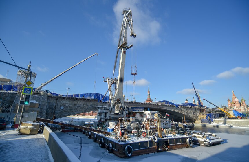 Кроме того, специалисты увеличат парапеты, а также проведут работы по уплотнению грунта под фундаментами основных опор