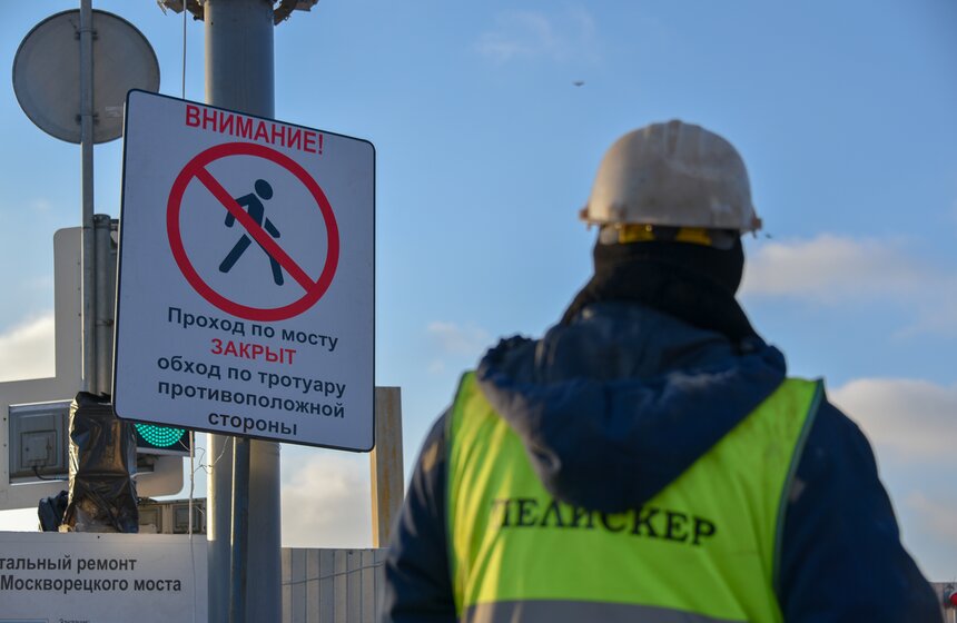 Сейчас специалисты проводят работу по замене мостовых пролетов