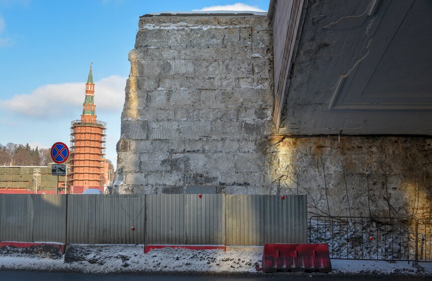 В ближайшем будущем они планируют заменить гранитную облицовку и дорожное полотно