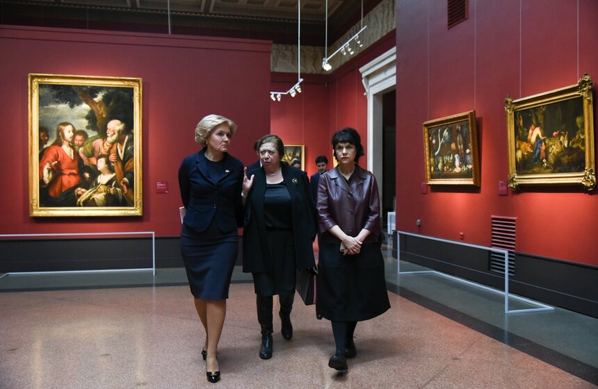 В экспозицию входят: "Юдифь и Олоферн" Артемизии Джентилески, "Ангел с игральными костями и туникой Христа" Симона Вуэ и "Святая Агата" Франческо Гварино