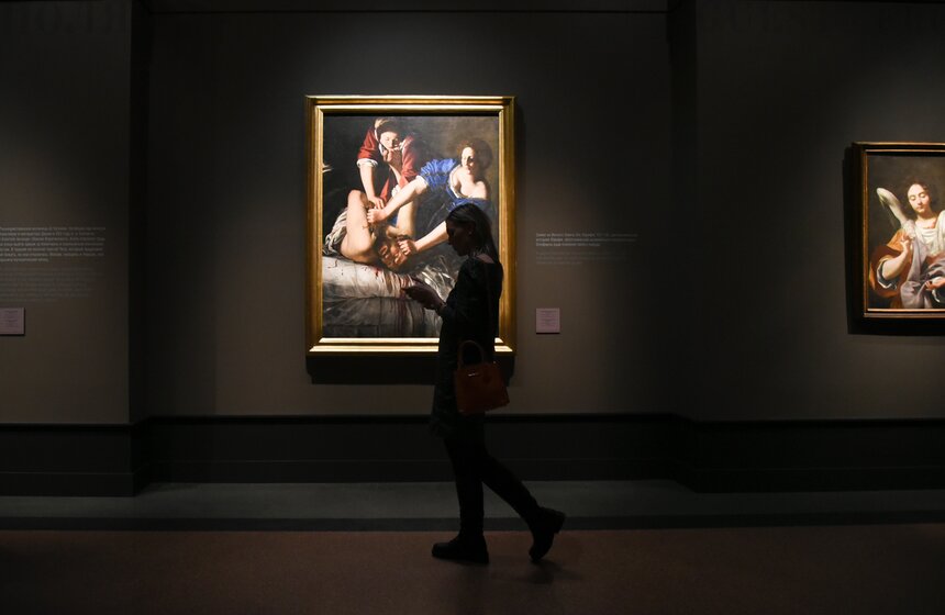 Каждое произведение на выставке по-своему отображает стиль караваджизма