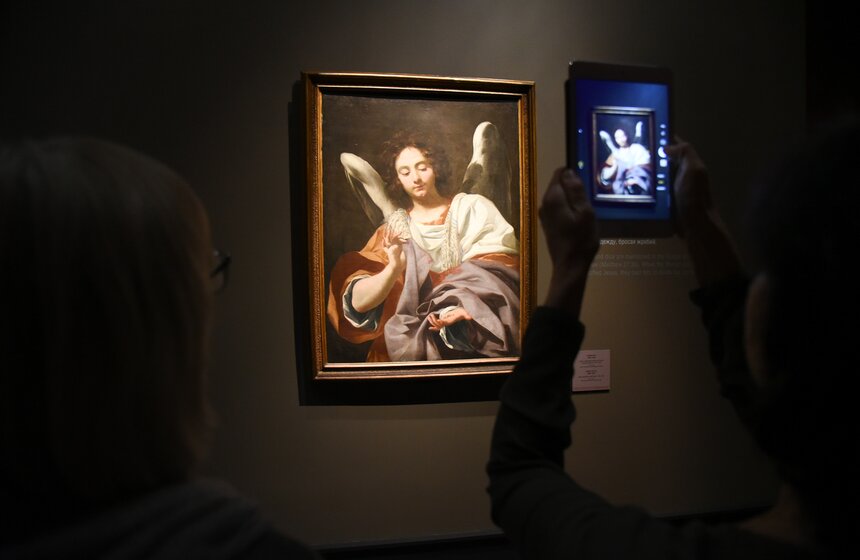 Картина "Ангел с игральными костями и туникой Христа" Симона Вуэ выполнена в стиле караваджизм