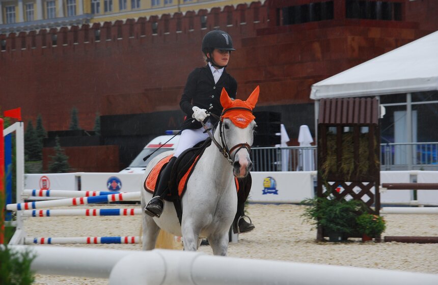 На "Спасской башне" прошли детские соревнования по конкуру 1 фото