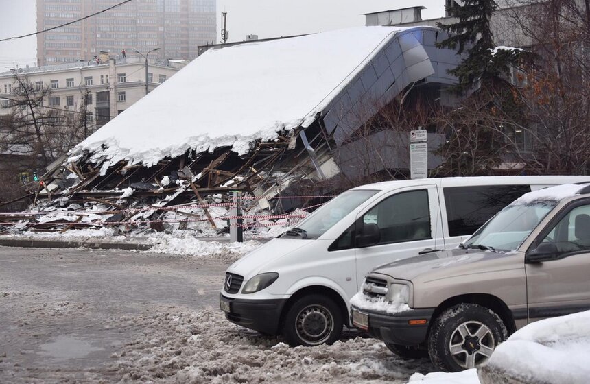 Обрушение навеса в институте "Гидропроект". Как это было 9 фото