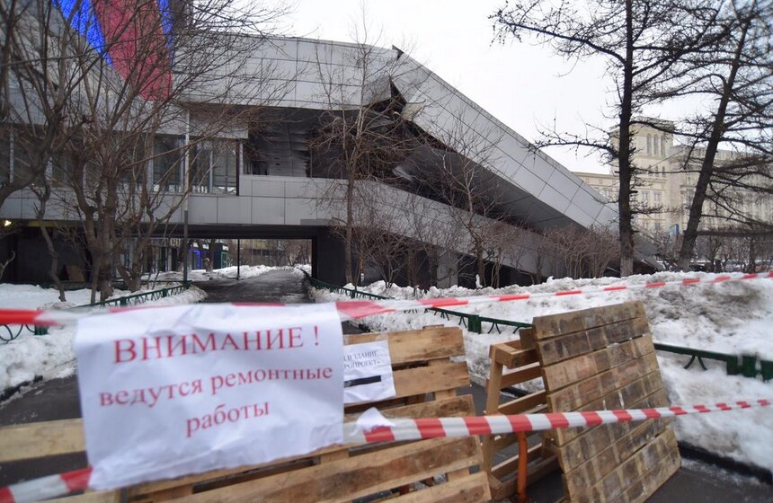 Козырек здания проломился под тяжестью снега