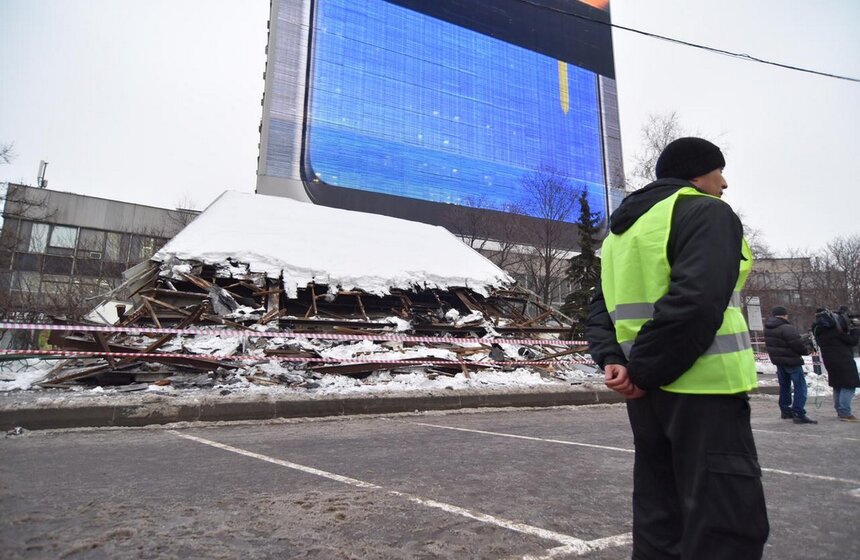 Представитель собственника здания, где рухнул козырек, Сергей Катков рассказал что вечером 31 января коммунальщики, которые сбивали наледь с крыши, почувствовали, что конструкция шатается, и на всякий случай огородили потенциально опасную зону