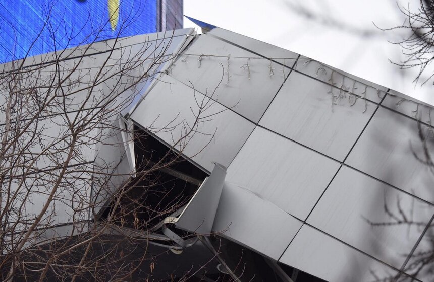 По оценке специалистов, для разбора обломков навеса потребуется не меньше суток