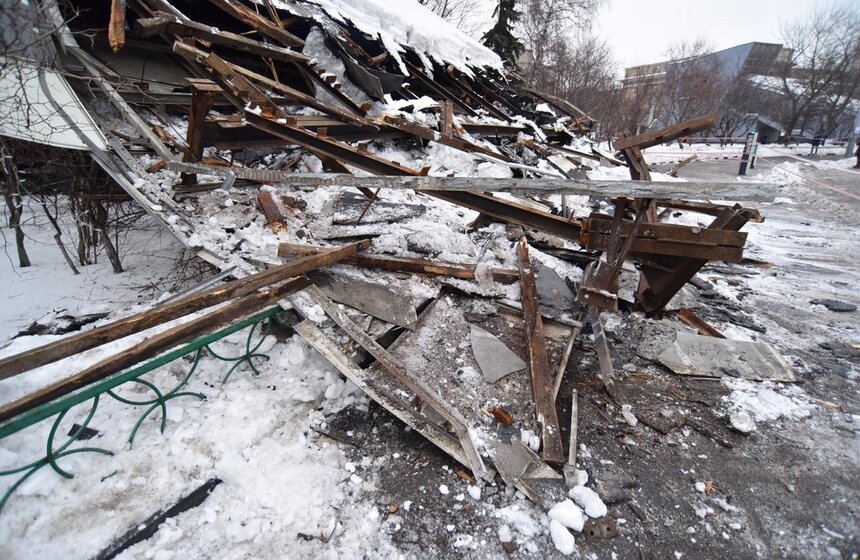 По итогам оперативного совещания было принято решение о демонтаже козырька