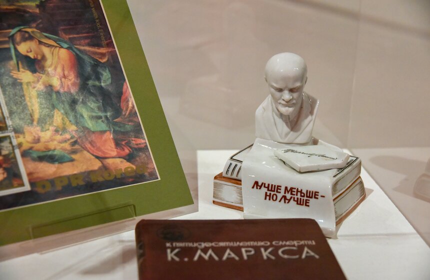 Параллельно с живописью на выставке можно встретить археологические находки и фарфор