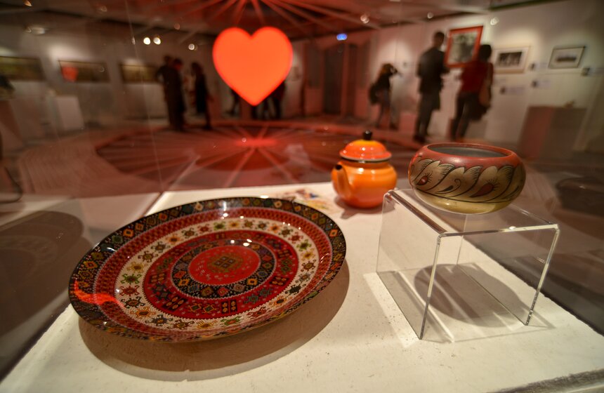 Если пройтись по всей выставке, то можно заметить уникальную особенность: фаворитом экспозиции стал фарфор