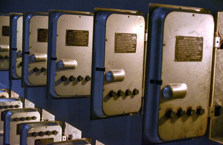 Инсталляции на выставке можно не только досконально изучить взглядом, но и прикоснуться к истории