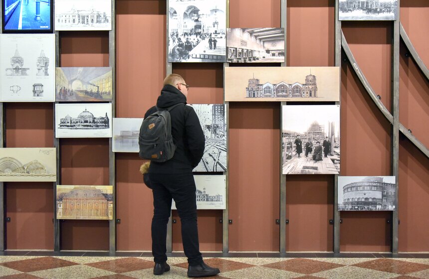 В разделе "Проектное депо" представлены экспозиции, которые включают в себя старые и современные фотографии с вокзалами и пассажирами, а также кадры с камер наблюдения