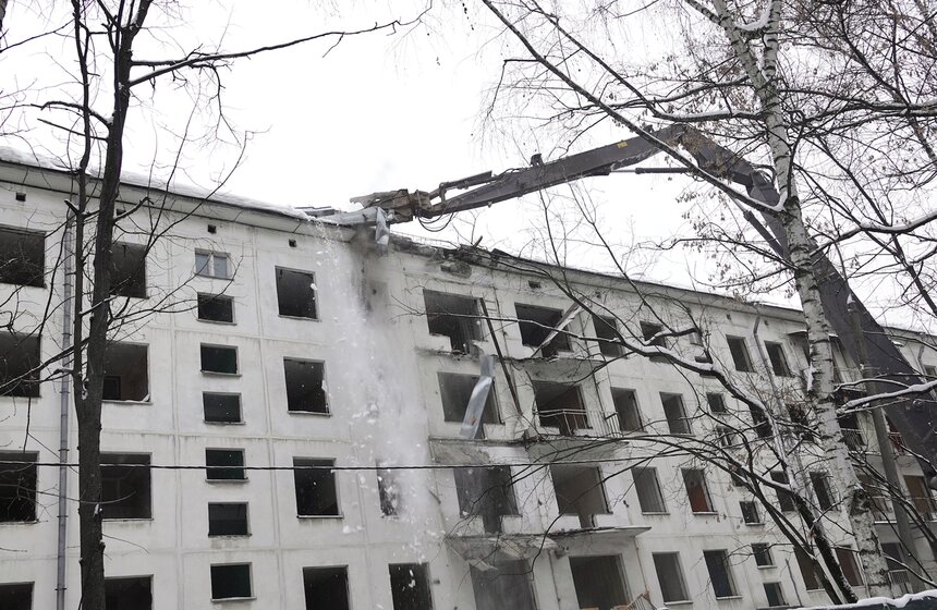 Во время работ строительные отходы – стекло, дерево и бетон – разделяются