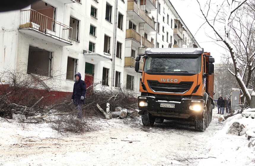 Жителей этого дома уже давно расселили, а теперь освобождают место для новых, современных и удобных домов