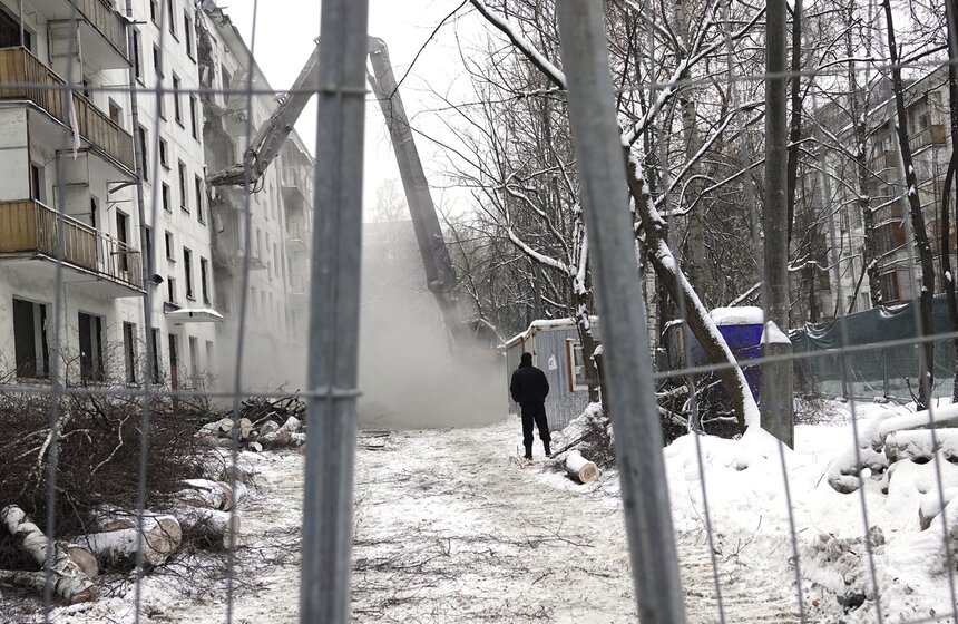 Первый дом по программе реновации разобрали в августе, он располагался на улице Константина Федина