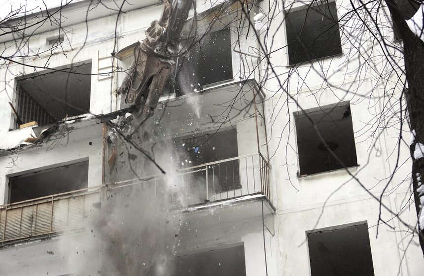 При сносе задействованы специальные моющие машины, которые не дадут распространяться пыли