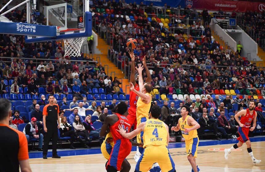 Теперь ЦСКА стал не на шутку отставать от команды "Маккаби", счет стал 64:74