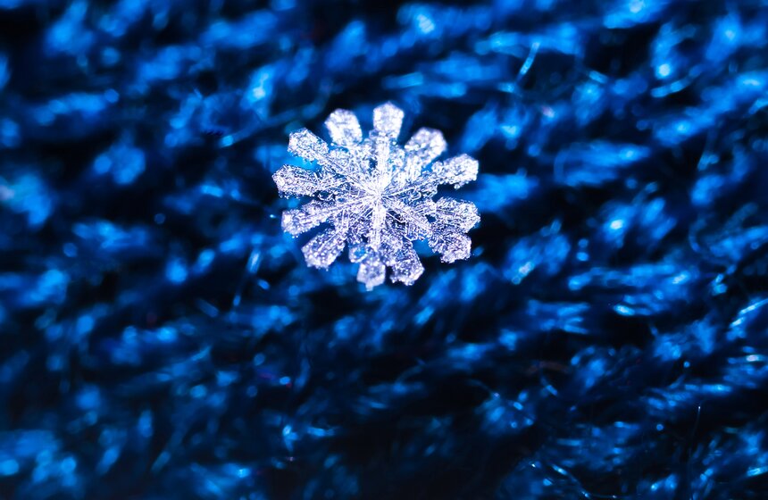 И все-таки каждая – настоящее произведение искусства. Этой снежинке позавидовал бы любой ювелир, а на аукционе за такую брошь наверняка бы развернулась нешуточная борьба.