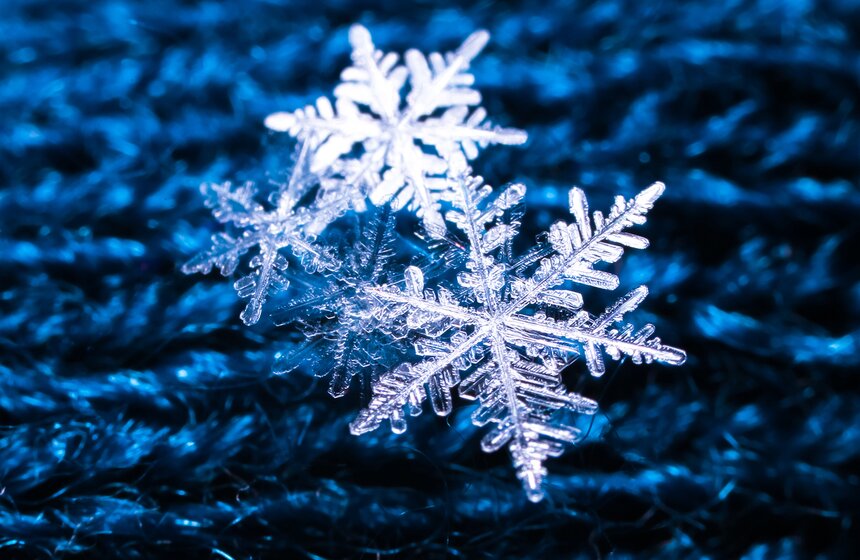 Жизнь снежинки зарождается в облаке: вокруг маленькой пылинки образуется кристаллик льда. В среднем снежинка падает со скоростью 0,9 километра в час.