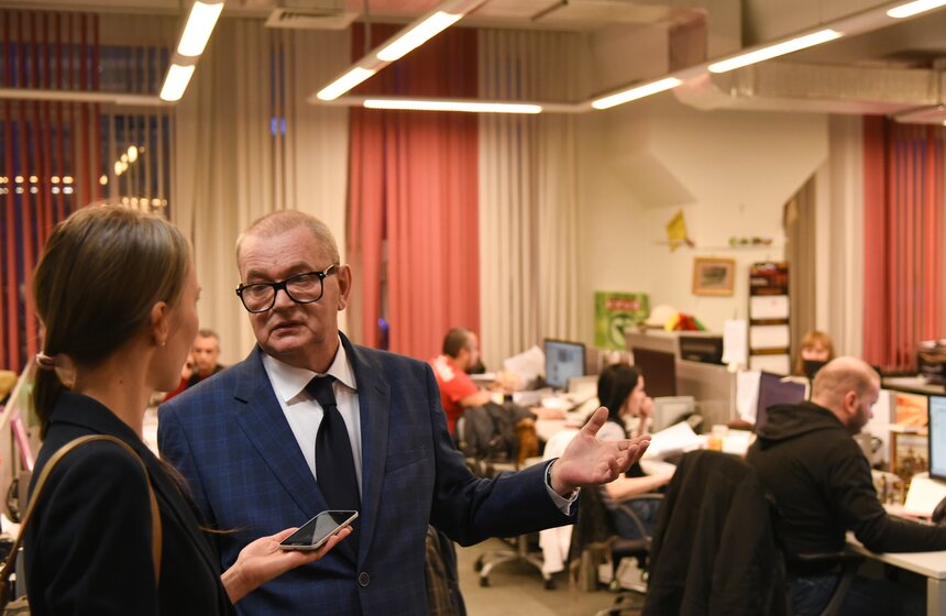 Нынешний главный редактор Александр Куприянов ничуть не уступает Индурскому в чувстве стиля и умении эффектно себя преподнести. Строгий костюм, до блеска начищенные ботинки, идеально подобранный галстук, очки – ни одна деталь не упущена при создании образа сильного руководителя и действующего журналиста.