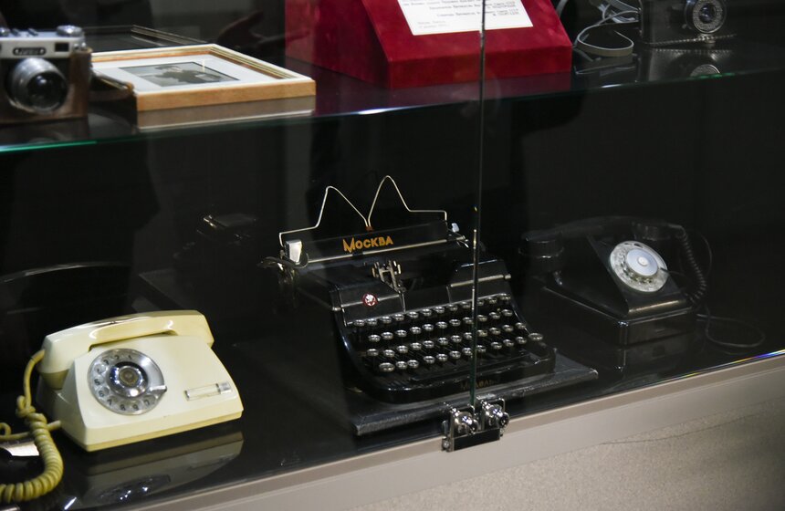 В ворохе старых вещей на складах и запасниках были найдены уникальные артефакты прошлой жизни издания. Фотоаппараты "Смена" и "Зоркий", на которых работали фотографы, печатная машинка "Москва", черный телефон с дисковым номеронабирателем. Кстати, один такой телефон мог служить на целый отдел из 14 человек, и, несмотря на это, люди дозванивались, вопросы решались. А в кабинете главного редактора стояла знаменитая "вертушка" АТС-1 (на фото – белый аппарат слева) для прямой связи с Кремлем.