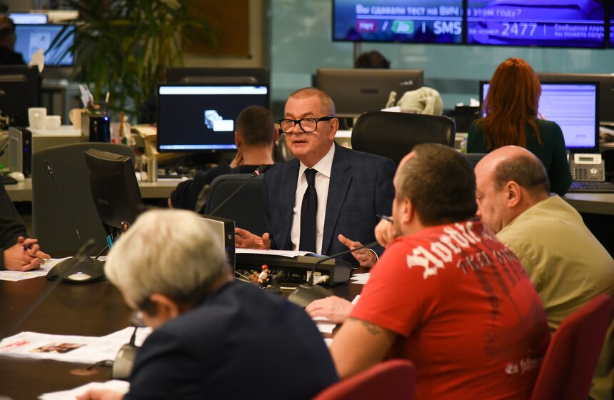 По словам Куприянова, современный формат – это "упрощенное управление, конвергентная редакция. Когда журналист должен уметь сделать стендап, сфотографировать и на телевидении выступить, и заметку написать".