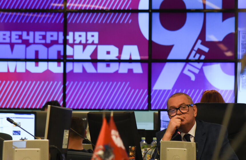 Отвечая на вопрос, почему интернет до сих пор не убил печатные издания, Куприянов отмечает: "Интернет – это вечное изобретение, но такое же вечное изобретение – бумага. Сегодня написал блог, передал информацию и все – ощущение, что ты журналист. Но настоящая журналистика в другом: в проверенных фактах, в том, что это компетентное мнение, в возможности получить комментарии эксперта".