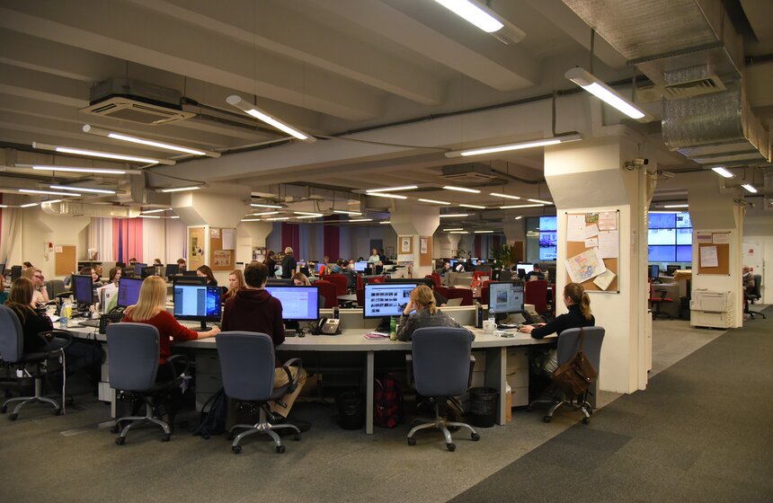 Сегодня "Вечерняя Москва" – это уже не просто газета, а шесть изданий, сетевое вещание и портал городских новостей. И все это волшебство происходит в стенах одного здания на Бумажном проезде.