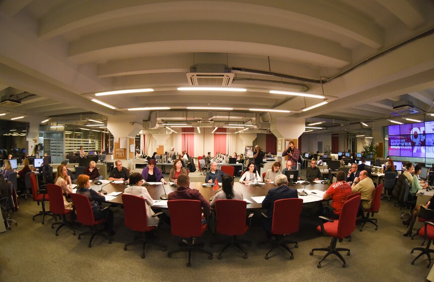 В свои 95 "Вечерняя Москва" входит в топ-10 самых цитируемых печатных СМИ федерального рейтинга и лидирует по цитируемости среди московских печатных СМИ. За эти годы издание прошло путь от простой газеты, которую за три копейки в советское время мог купить каждый москвич, до огромного издательского дома, все так же идущего в ногу с современными горожанами. В день юбилея редакция портала Москва 24 искренне поздравляет коллектив "Вечерки" с праздником и желает дальнейшего процветания!