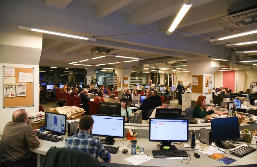 Пишущих отделов в "Вечерке" два: один делает новости и спецрепортажи, другой освещает деятельность правительства Москвы и его департаментов. Помимо этого, четкую работу издания помогают осуществлять специальные службы: группы дизайна, допечатной подготовки и многие другие.