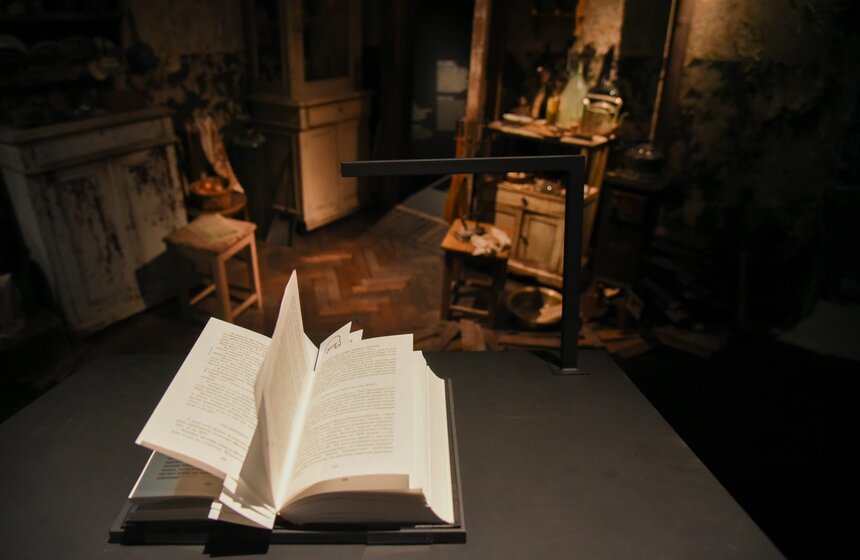 Выставка заставляет поразмышлять гостей над вечным вопросом "где граница свободы и самостоятельности автора и его героя?"