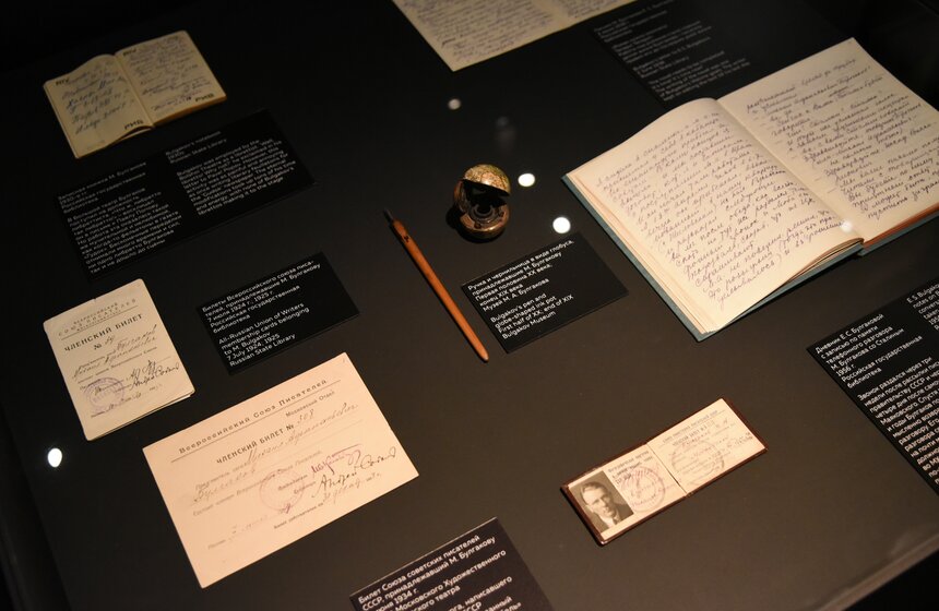 В этом сегменте выставки гости увидят альтер эго писателя, который заключается в документах, рукописях и письмах