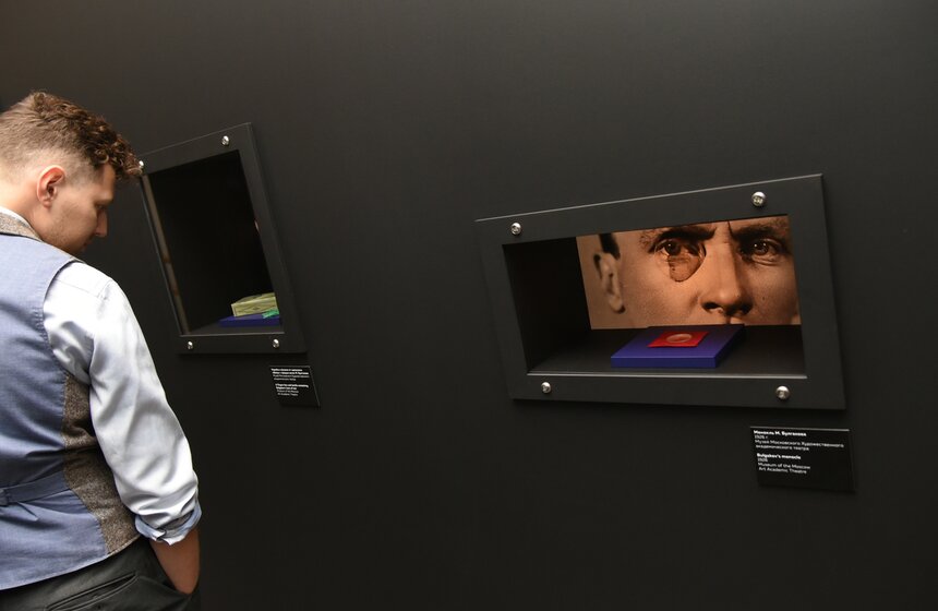 В этой части экспозиции представлены вещи, которые принадлежали Михаилу Булгакову