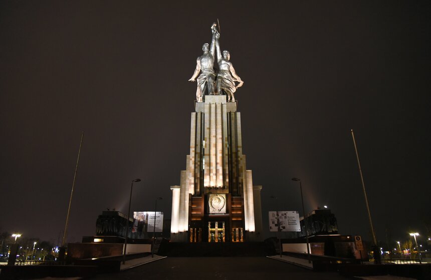 Выставка в павильоне "Рабочий и колхозница" представлена в трех действиях