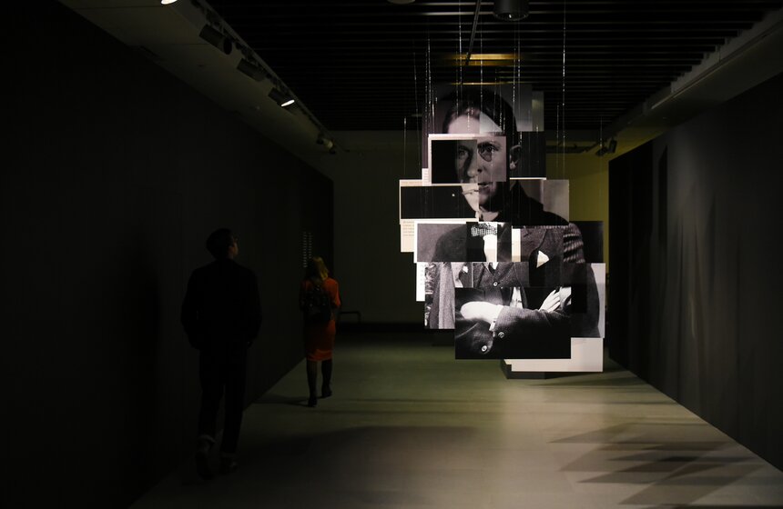 Первый сегмент выставки называется "За мной, мой читатель!"