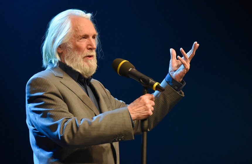 В самой главной номинации "Легенда сцены" приз получил Станислав Любшин