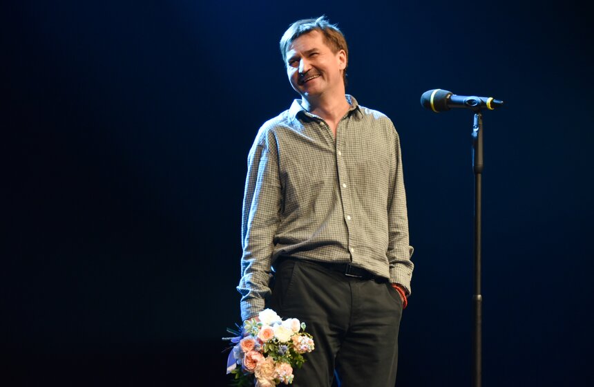 Победителем в номинации "Лучший спектакль (большая форма)" стал режиссер Юрий Бутусов со спектаклем "Гамлет"