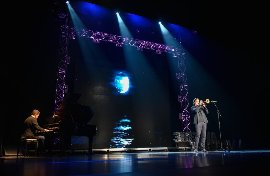 Также на церемонии выступили джазовый пианист Иван Фармаковский и трубач Вадим Эйленкриг с песней "Три товарища" из кинофильма "Свой среди чужих, чужой среди своих"