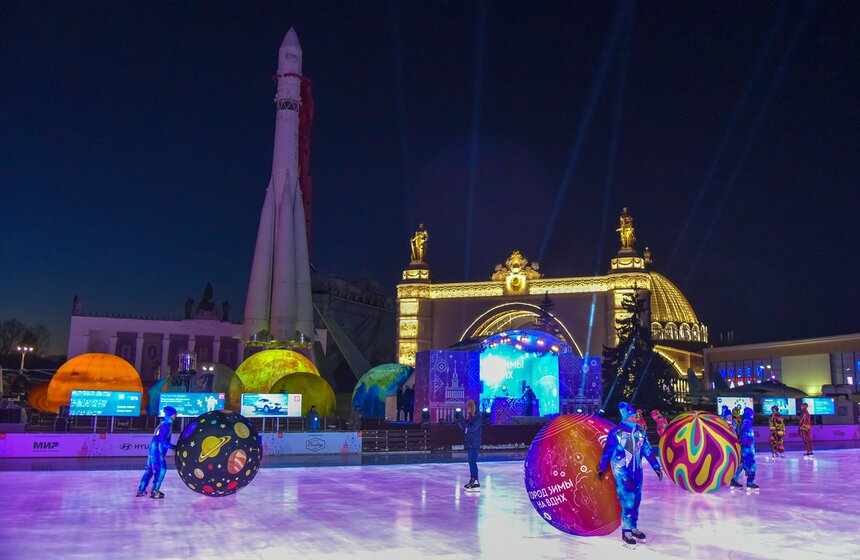 Вокруг макета ракеты-носителя "Восток" заработал каток "Ракета"
