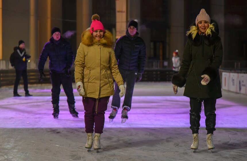 Гигантская ледовая площадка может вместить более 3,5 тысячи человек