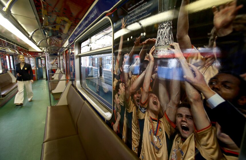 Также в вагонах представлены иллюстрации лучших моментов спортивных состязаний, побед знаменитых армейских спортсменов и профессиональных клубов – баскетбольных, хоккейных и футбольных, а также о всероссийском военно-патриотическом общественном движении Юнармия.