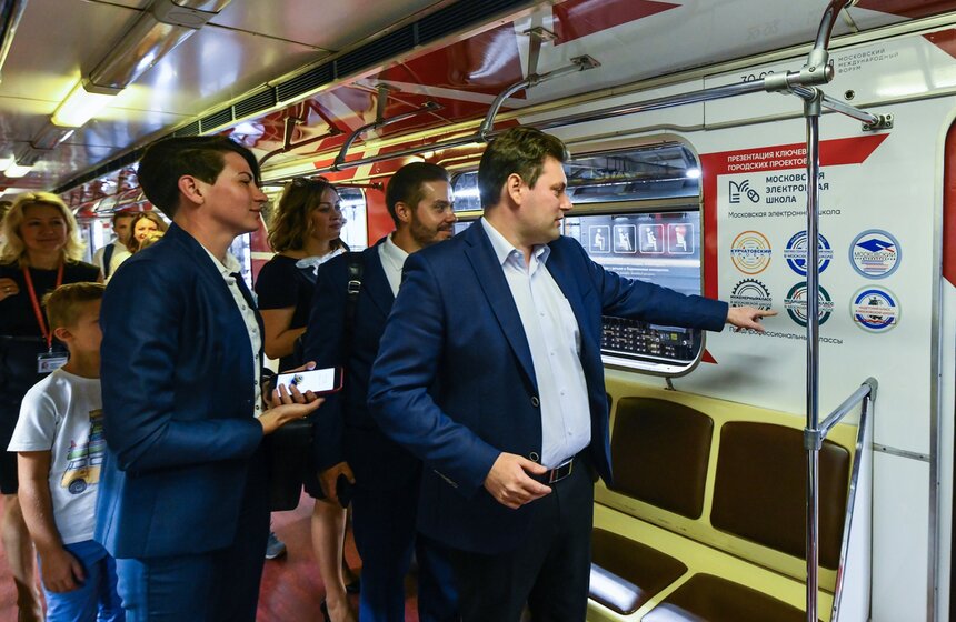 Внутреннее оформление вагонов было посвящено предпрофессиональному, профессиональному и дополнительному образованию, проекту "Московская электронная школа", международным достижениям столичных учеников.