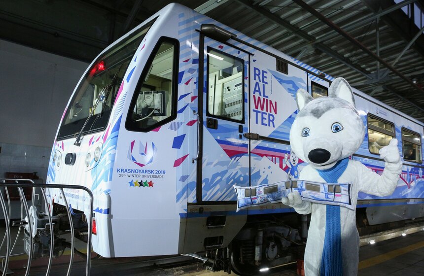 8 ноября на Кольцевой линии столичного метро запустили поезд, посвященный XXIX Всемирной зимней универсиаде. Тематический состав был оформлен в фирменных цветах универсиады: внешняя сторона поезда – арт-объект с логотипами и символикой события, изображениями природы и животных Сибири.
